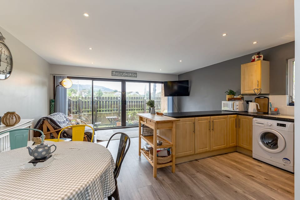Apartment, Private Bathroom, Mountain View | Dining