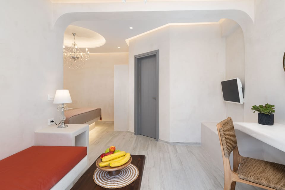 Premier Double Room, Hot Tub | Hypo-allergenic bedding, memory foam beds, in-room safe, desk