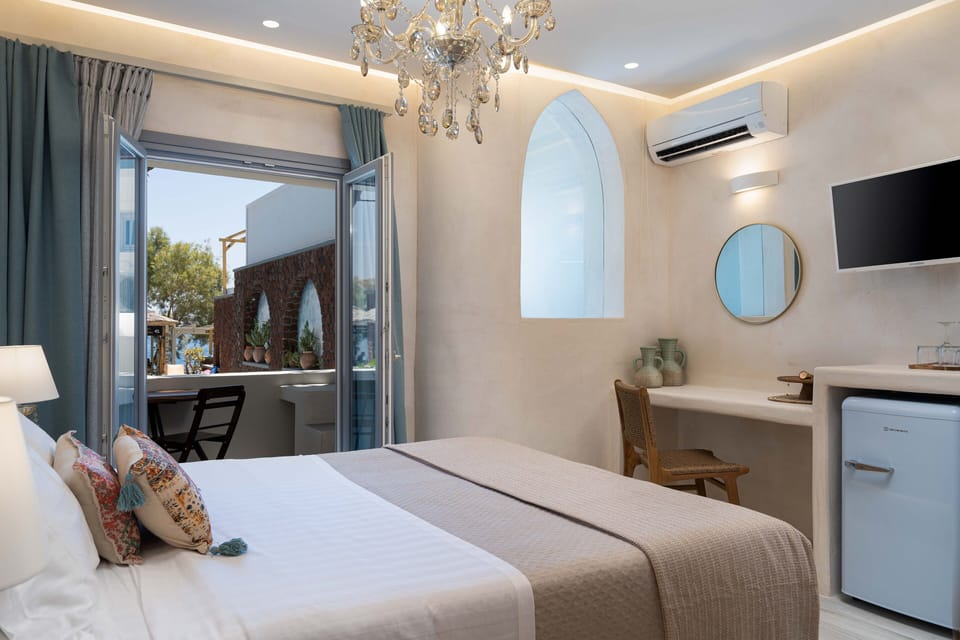 Superior Double Room, Hot Tub | Hypo-allergenic bedding, memory foam beds, in-room safe, desk