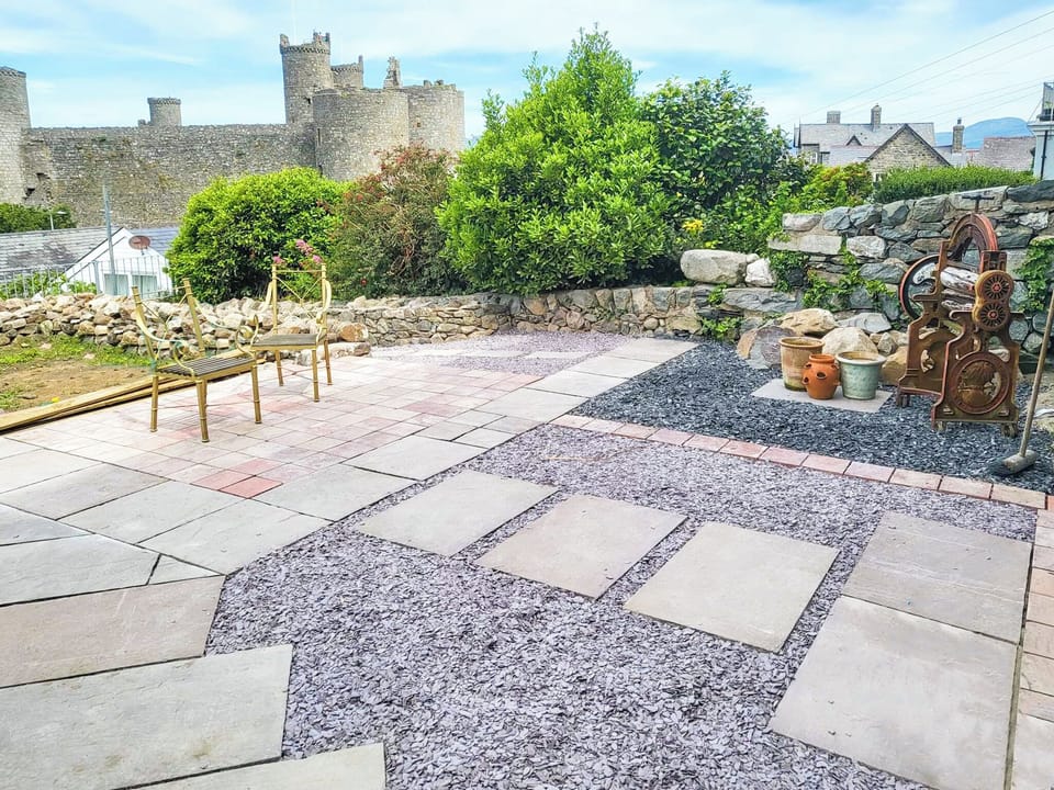 Patio with Castle view | Galeri Harlech Townhouse, Harlech