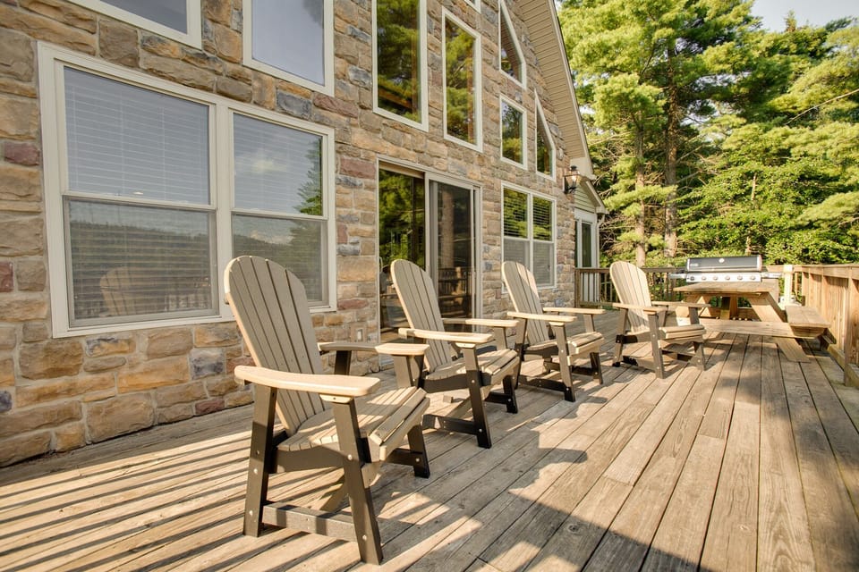Enjoy the great outdoors here on the deck at Boulder Lodge!
