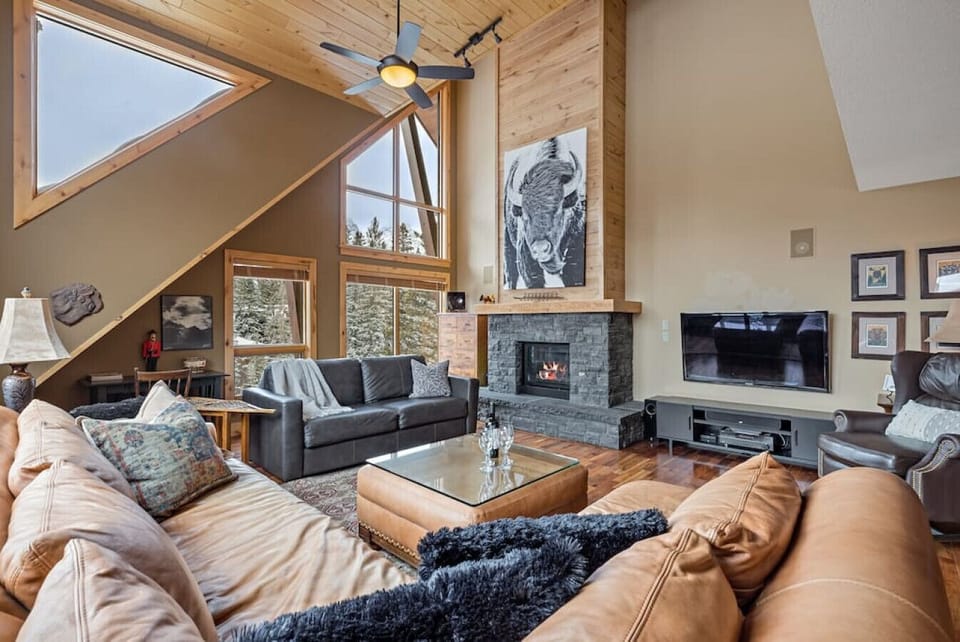 Large Living Room with Gas Fireplace