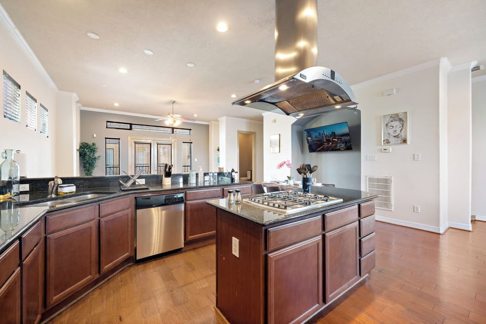 Fully equipped kitchen with high quality granite countertops.