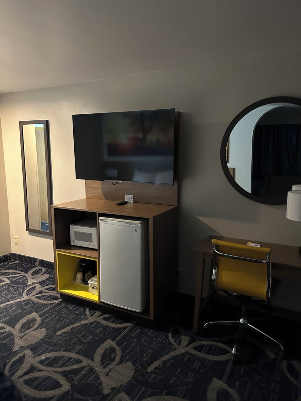 Suite, Multiple Beds (3 Queen Beds) | Desk, iron/ironing board, cribs/infant beds, rollaway beds