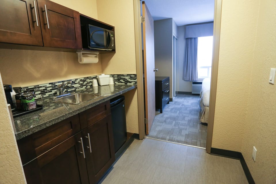 Suite, 1 Bedroom | Premium bedding, desk, blackout drapes, iron/ironing board