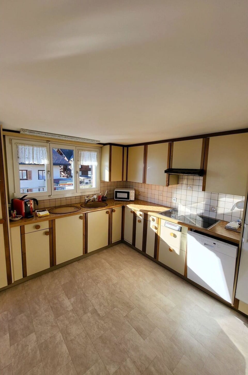 Wood, Kitchen, Flooring, Floor, House, Cabinetry, Countertop, Hardwood, Building, Window Blind