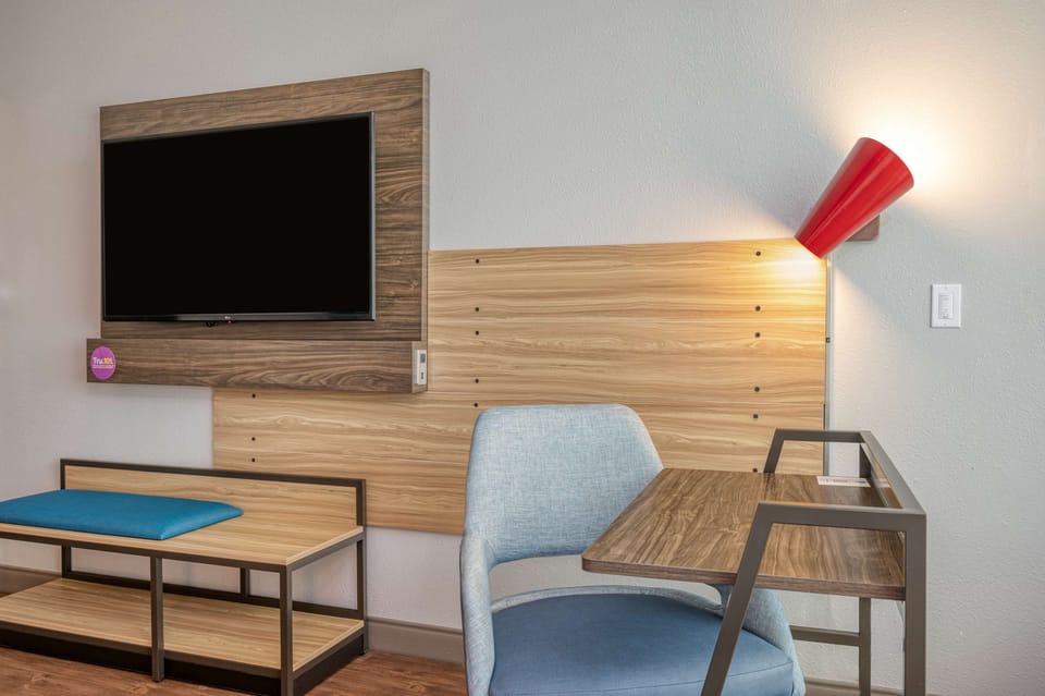 Room, 2 Queen Beds, Accessible, Bathtub | Desk, free WiFi, bed sheets