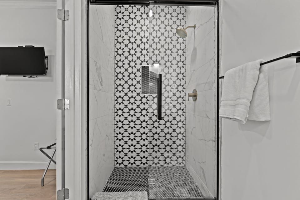 Full bathroom in master queen bedroom upstairs