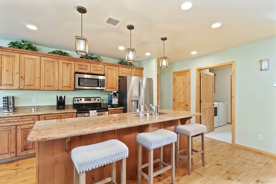 Fully Stocked Kitchen w/Keurig & Drip Coffee Pot. Over 25 Spices for your Use
