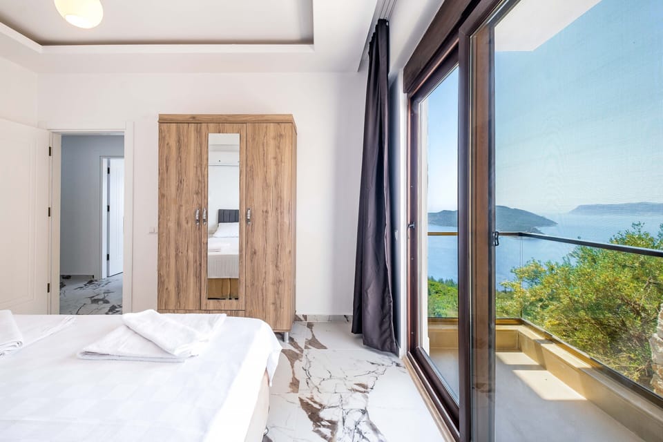 Deluxe Suite | Premium bedding, Select Comfort beds, minibar, desk