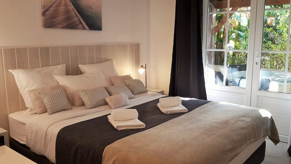 Premium bedding, desk, blackout drapes, soundproofing