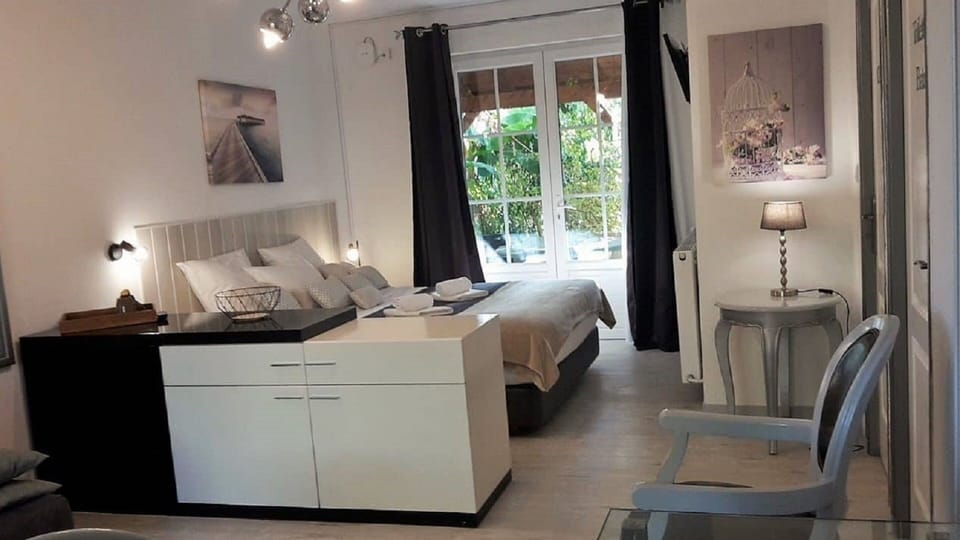 Premium bedding, desk, blackout drapes, soundproofing
