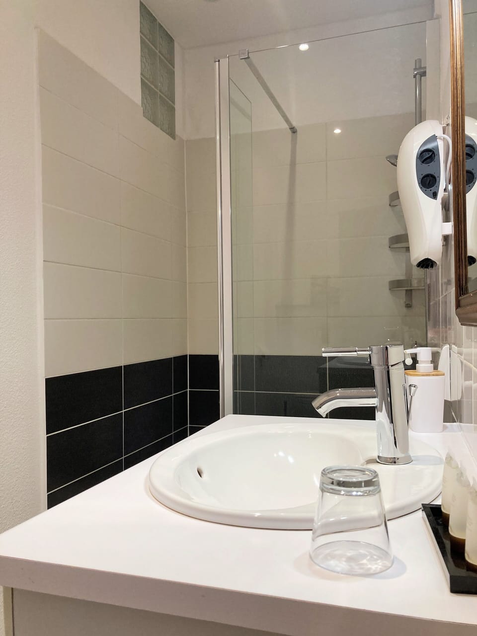 Comfort Double Room, 1 Queen Bed, Air conditioning, Ground Floor | Bathroom | Shower, free toiletries, hair dryer, towels
