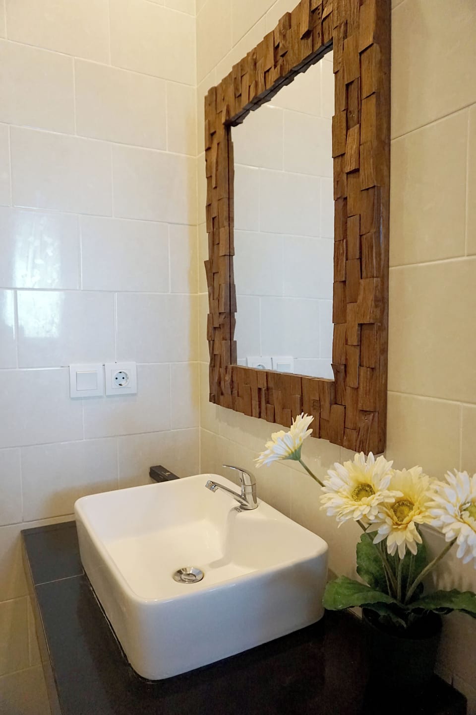 Deluxe Room | Bathroom | Shower, rainfall showerhead, hair dryer, towels