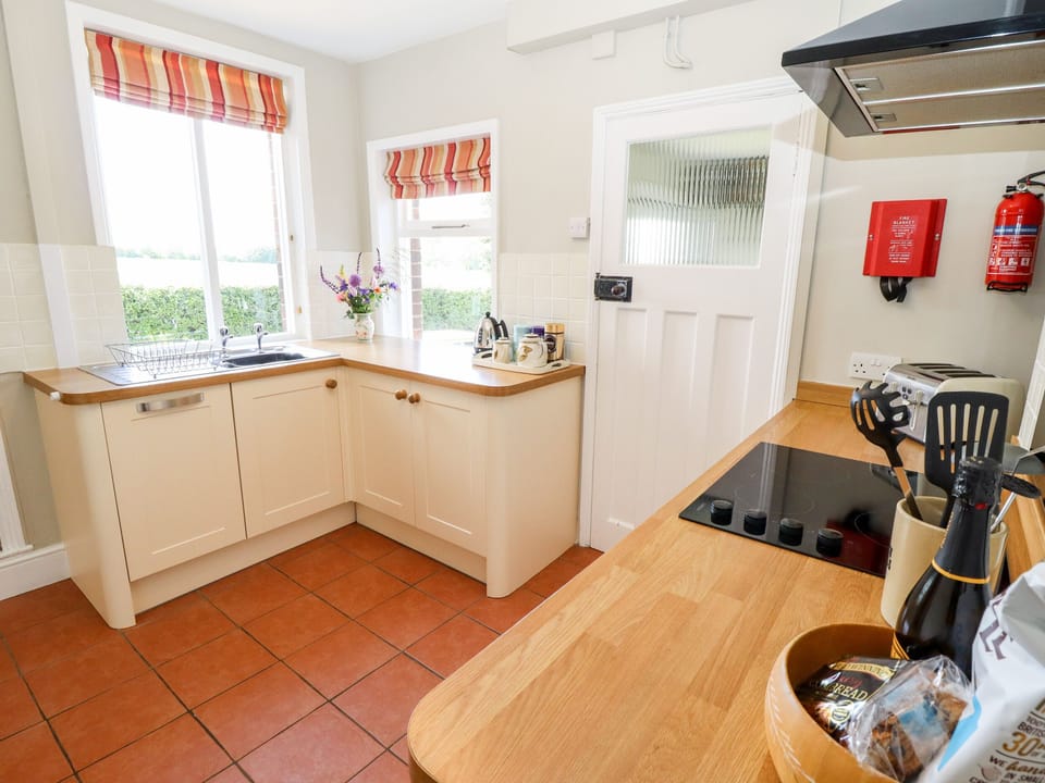 Cottage | Private kitchen | Fridge, microwave, dishwasher, electric kettle