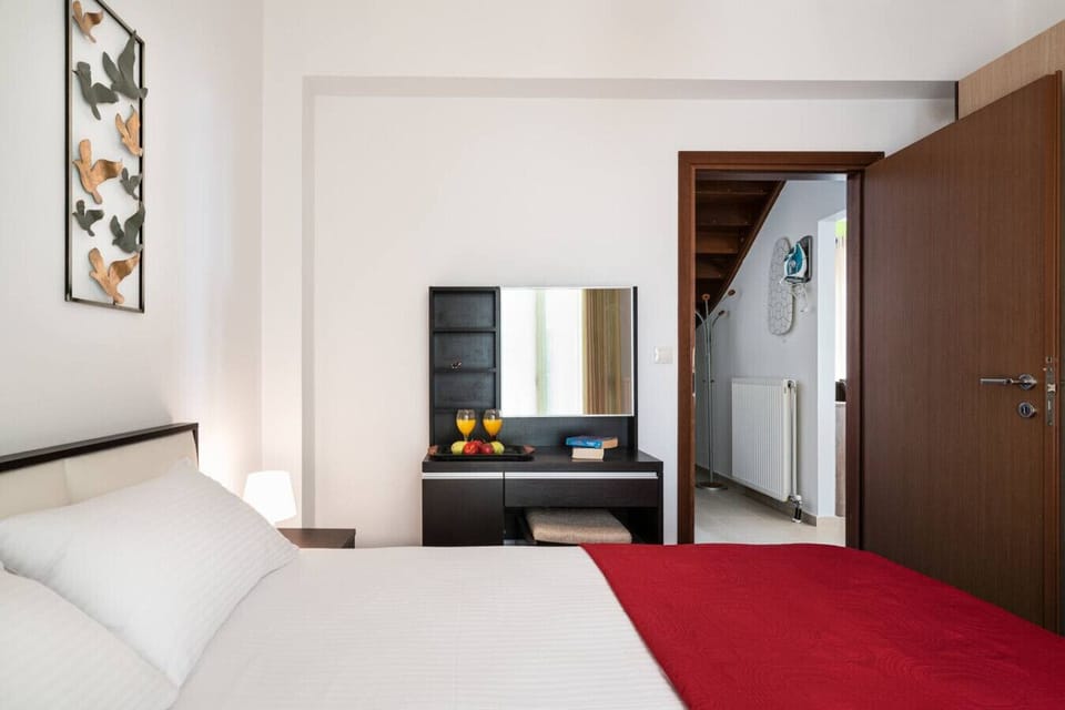 Simple décor keeps the space easy and carefree.