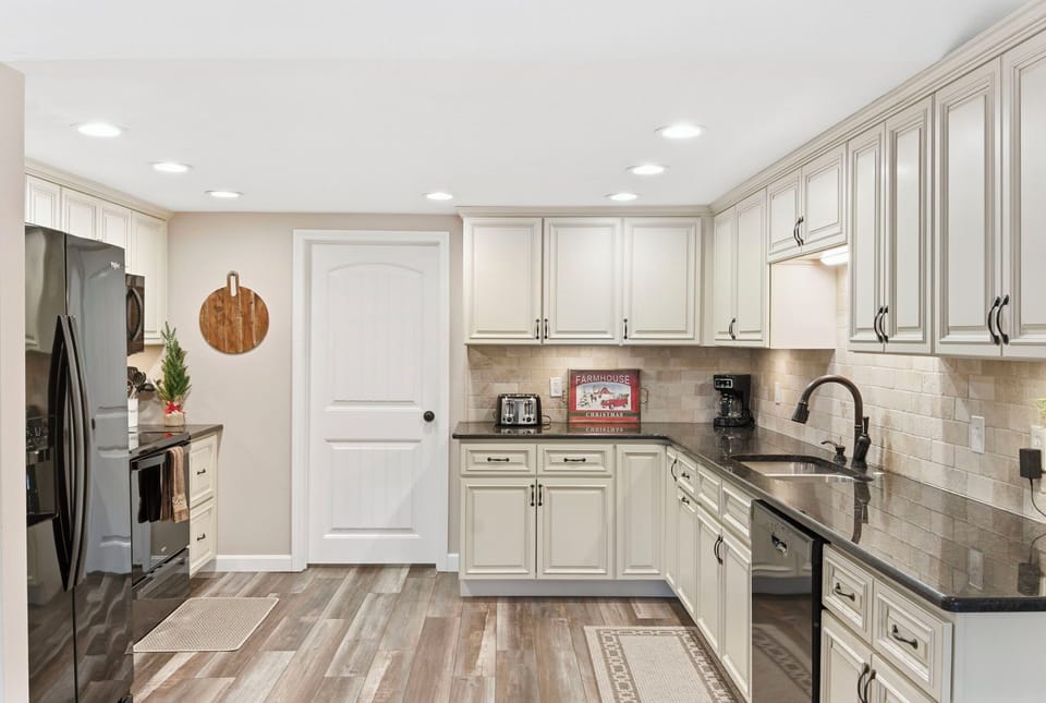 Full-size kitchen with all appliances