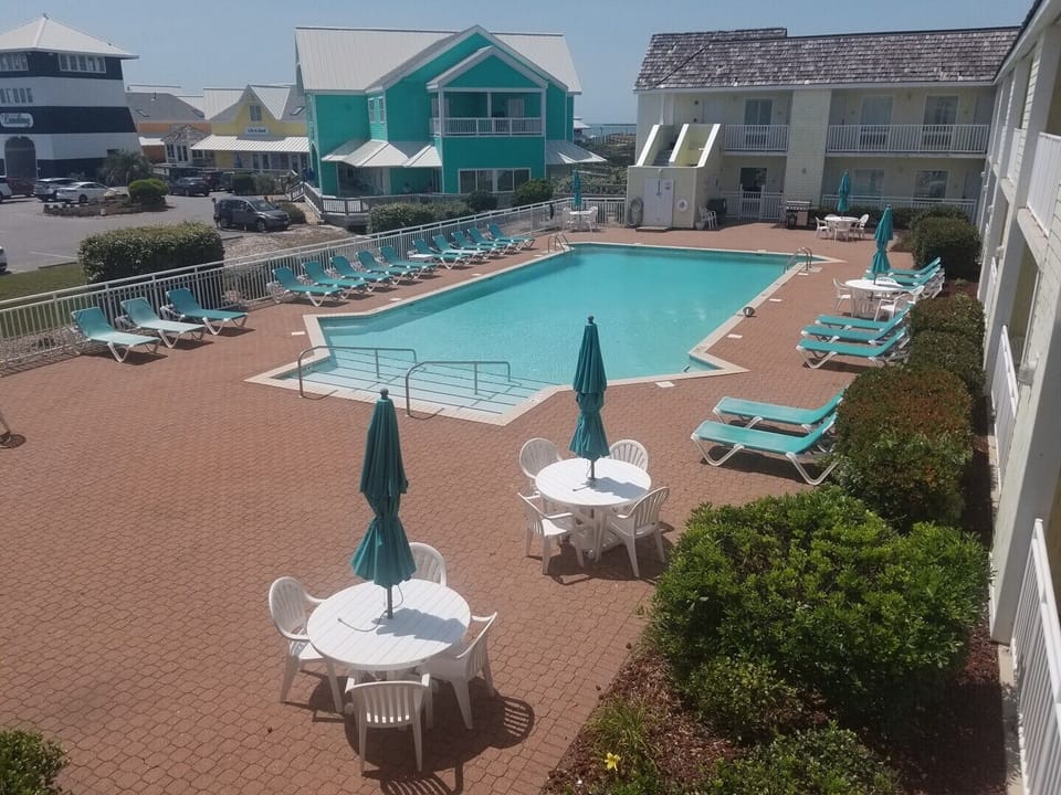 Large pool area with gas grills