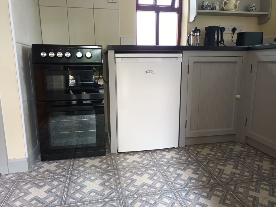 Cottage | Private kitchen | Fridge, oven, stovetop, electric kettle