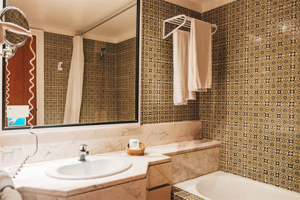 Bathtub, towels