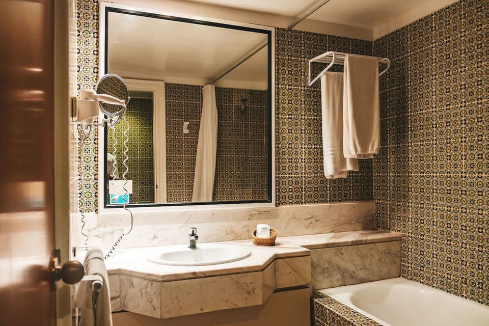 Bathtub, towels