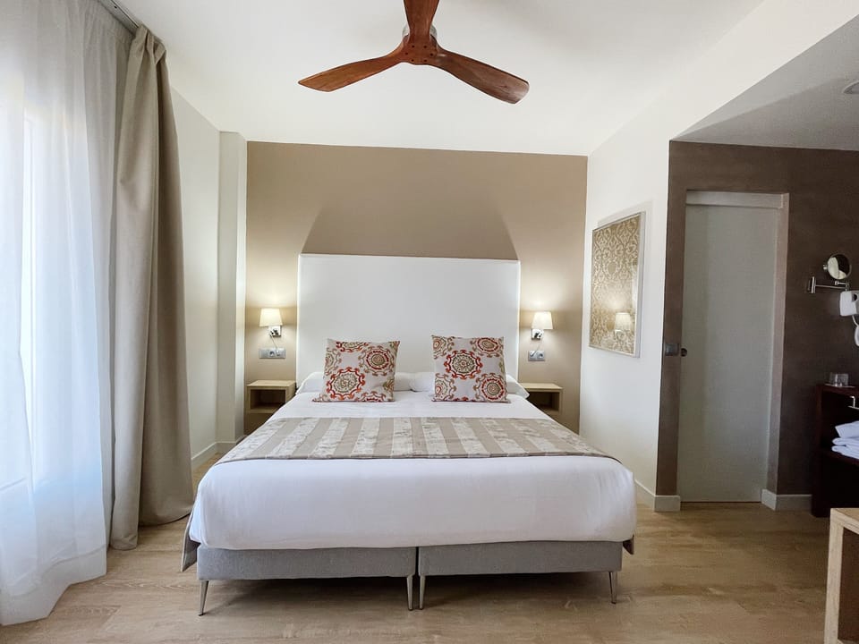 Junior Room | Egyptian cotton sheets, premium bedding, down comforters