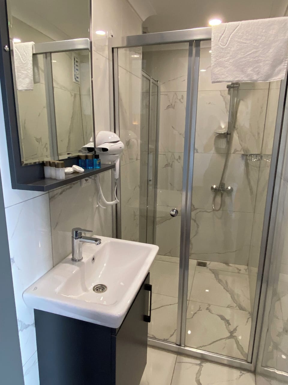 Shower, rainfall showerhead, free toiletries, hair dryer