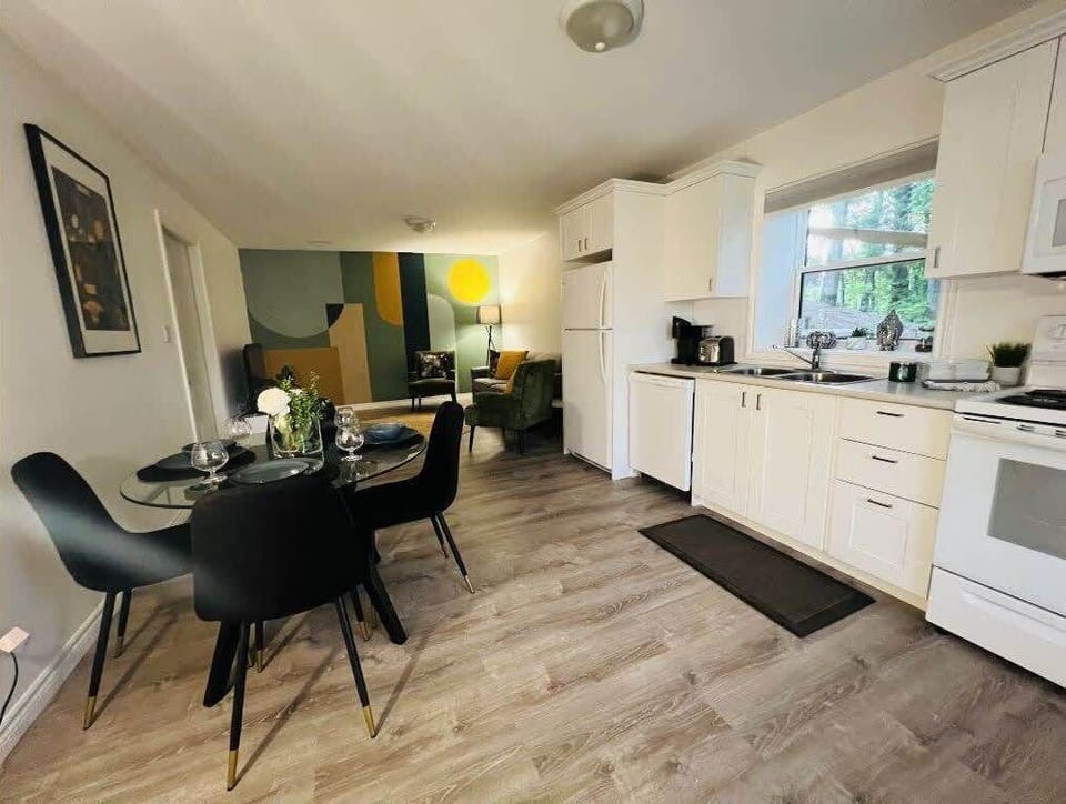 Kitchen & Dining Area
