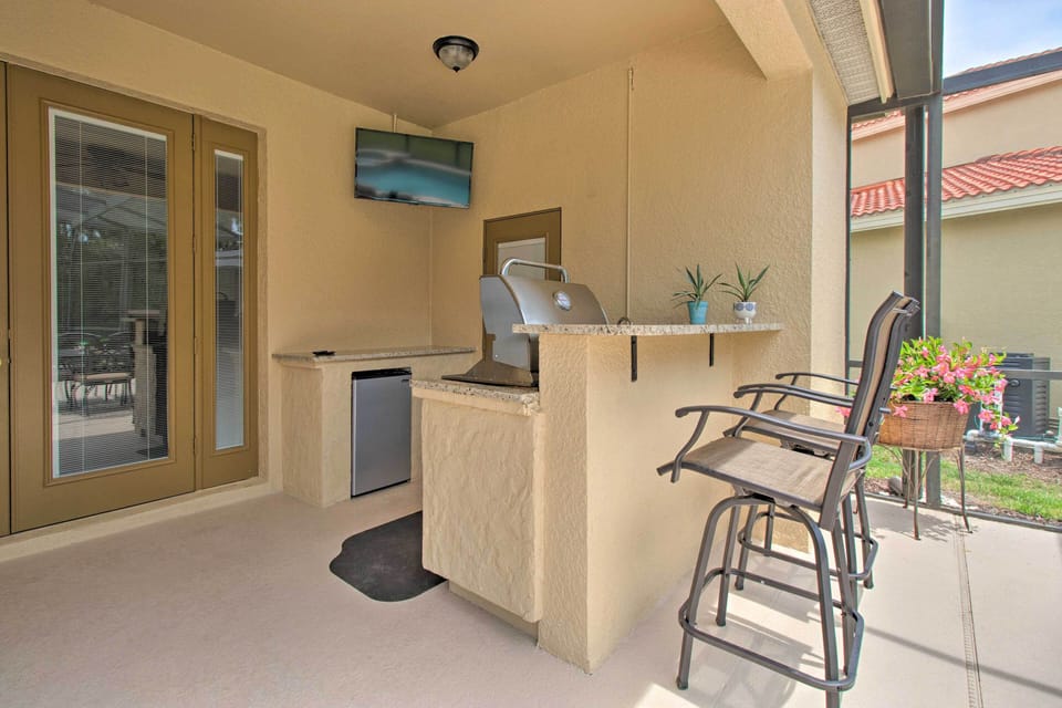 Screened Lanai | Outdoor Kitchen | Gas Grill