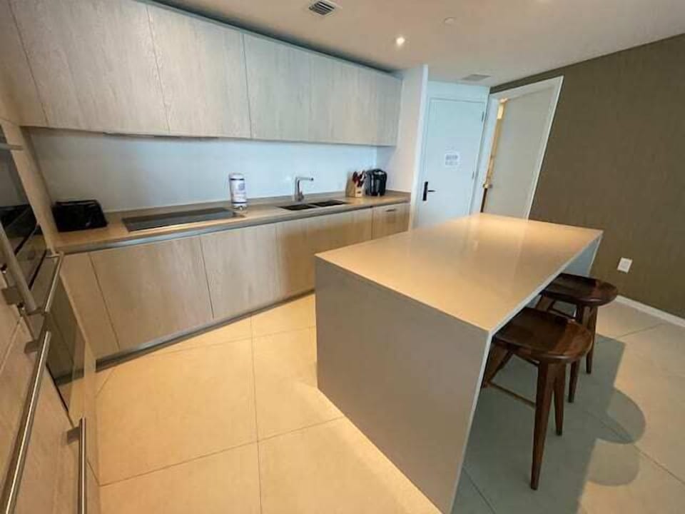 Full kitchen
