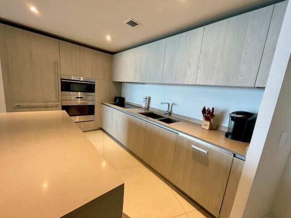 Full kitchen