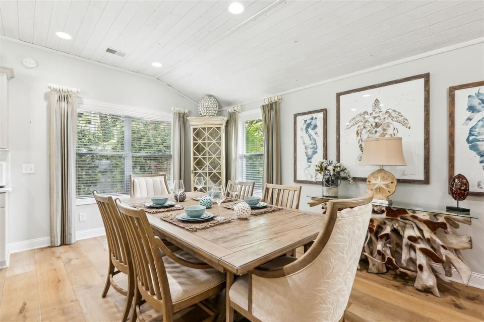 Dining Table with Seating for Six at 7 Ibis Street