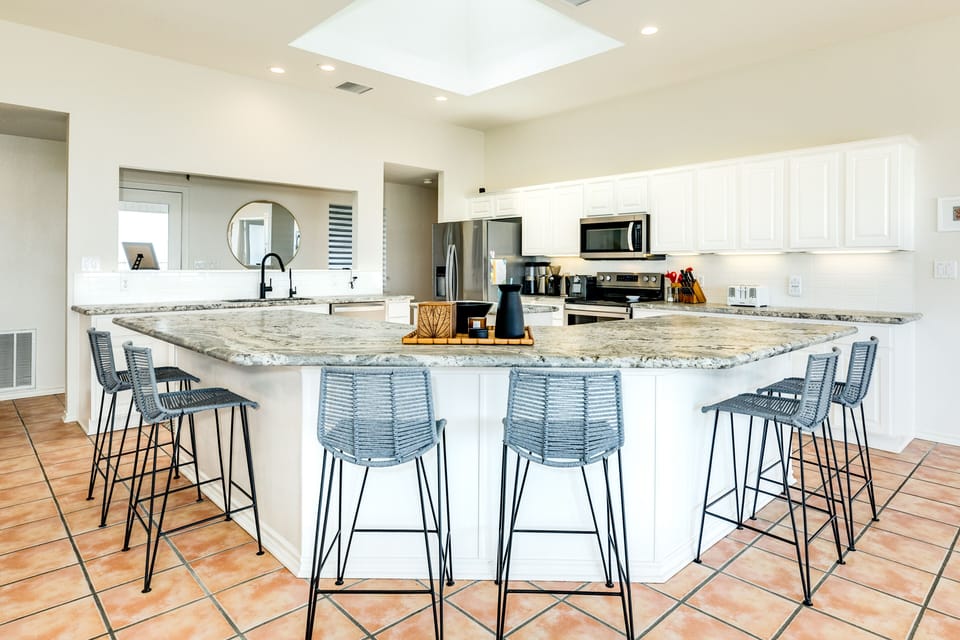 Grab a quick bite to eat or serve meals at the large breakfast bar