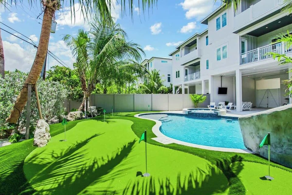 The 19th Hole - 6 Hole Putt Putt Course