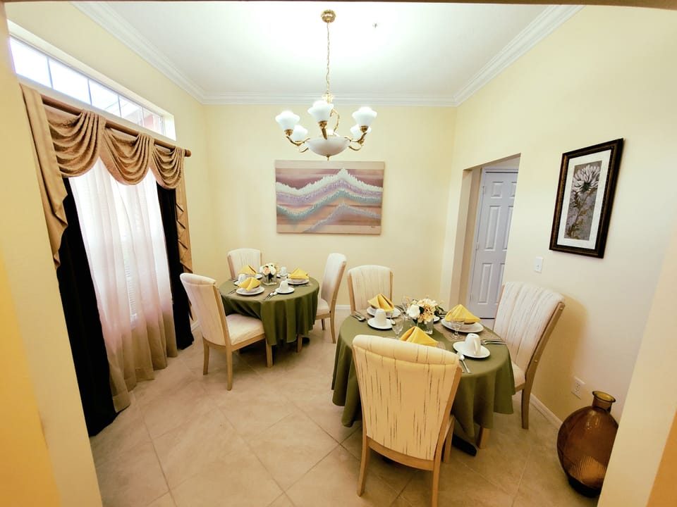 Breakfast Room Pic 2