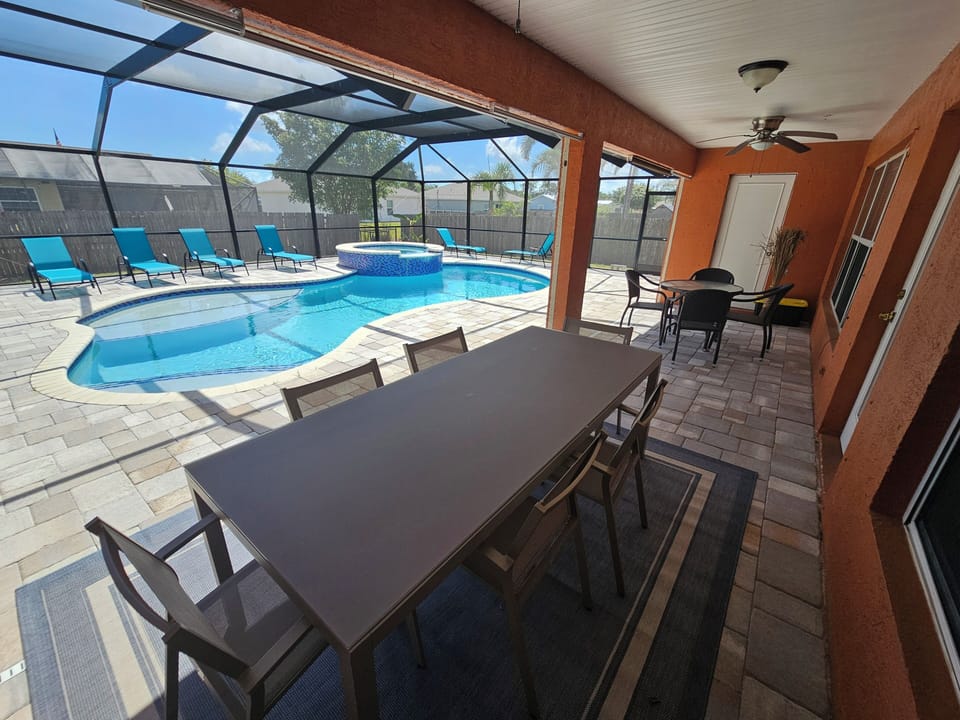 Pool / Patio pic 2