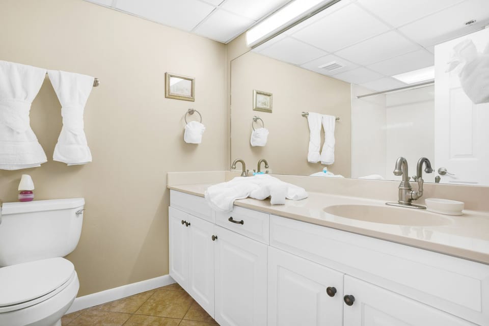 Guest bath with two vanities