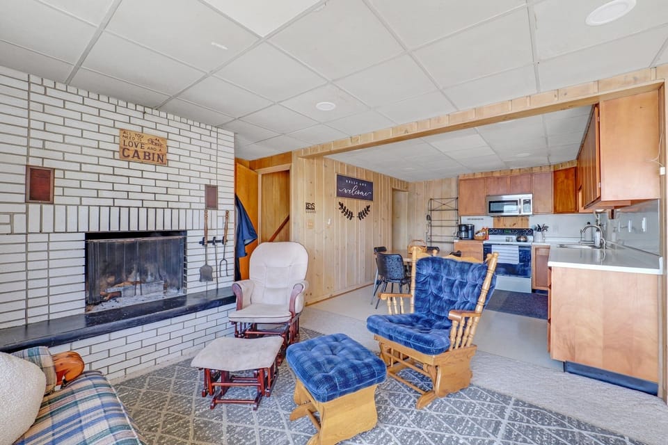 Living Room, Indoors, Room, Flooring, Chair