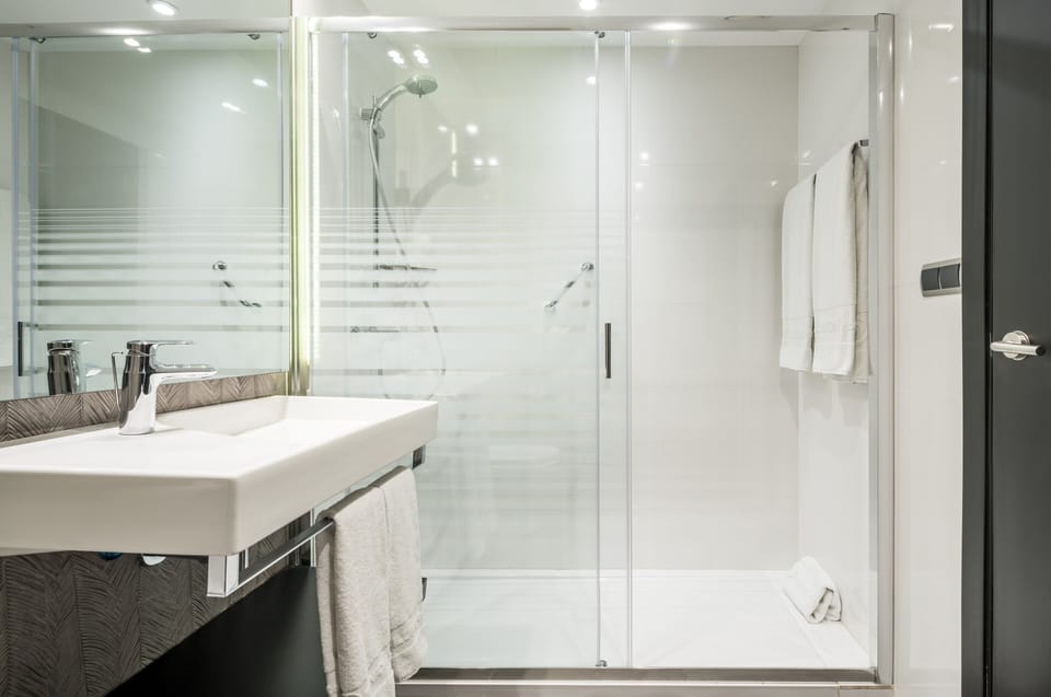 Rainfall showerhead, eco-friendly toiletries, hair dryer, bidet