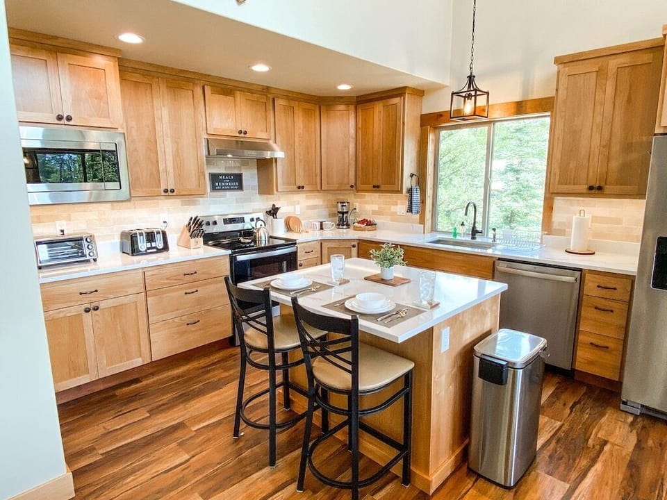 Fully stocked kitchen!