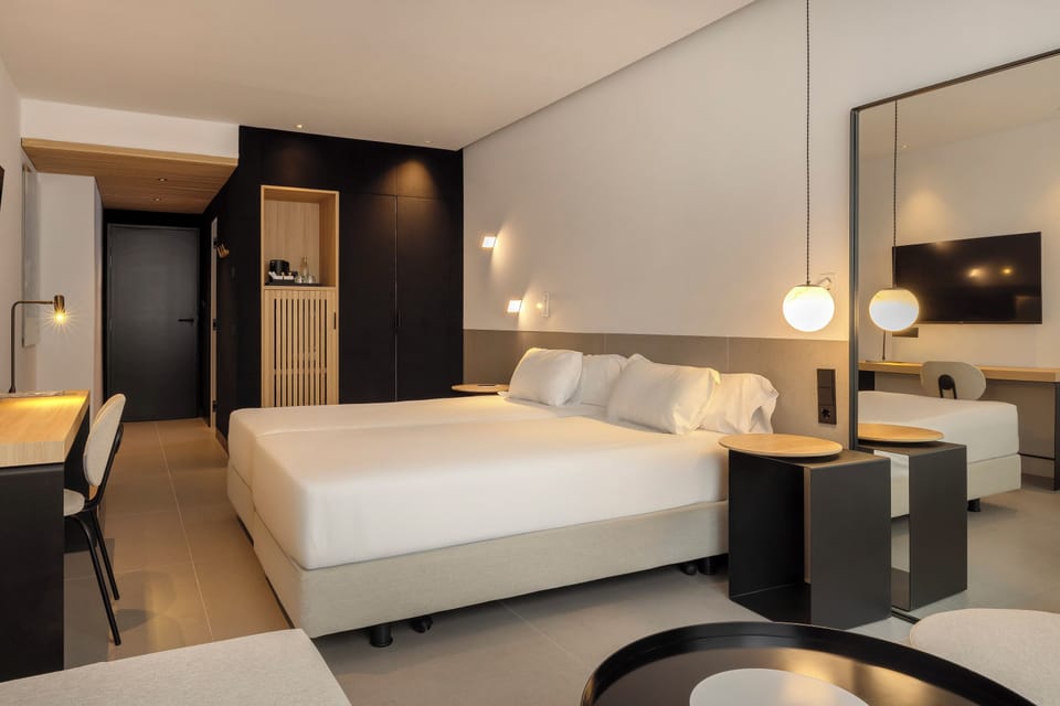 Comfort Double Room | Minibar, in-room safe, desk, blackout drapes