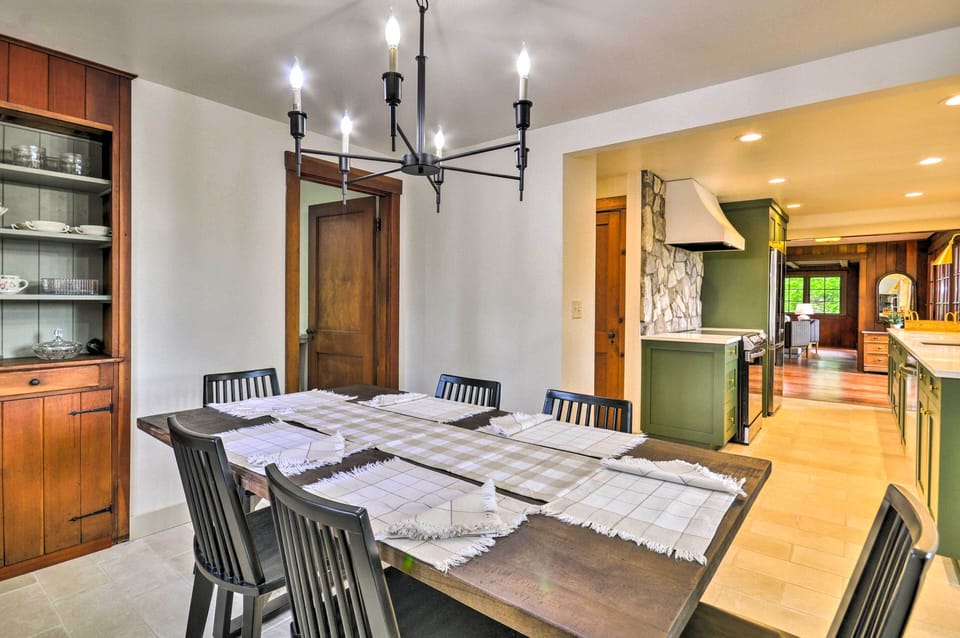 Dining Area | Dishware & Flatware Provided | Chef's Kitchen
