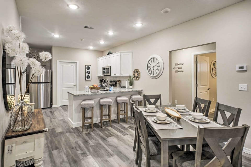Dining Area | Dishware & Flatware Provided | Breakfast Bar