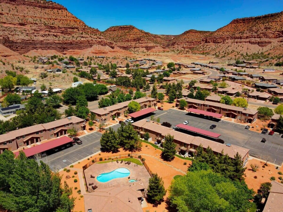 El Pueblo Pool