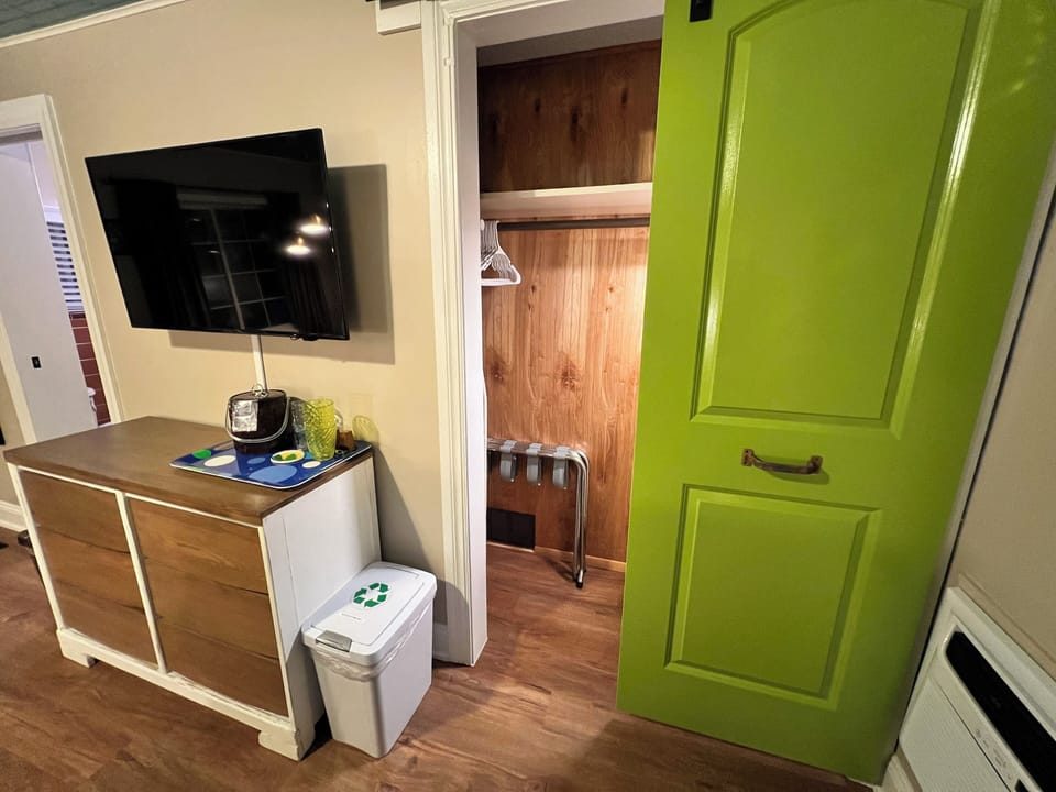 Deluxe Cottage, 1 Queen Bed (Holiday Road) | Premium bedding, individually decorated, individually furnished