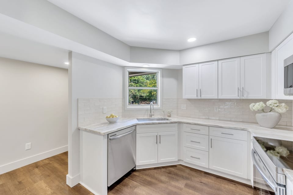 Sunny & Fully Equipped Kitchen