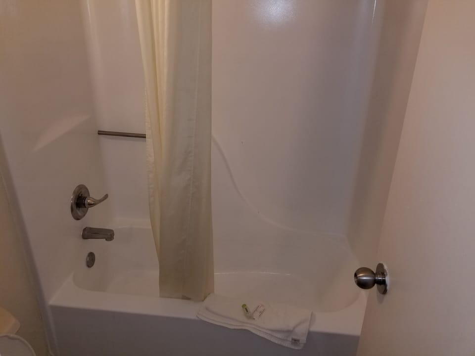 Combined shower/tub, free toiletries, towels