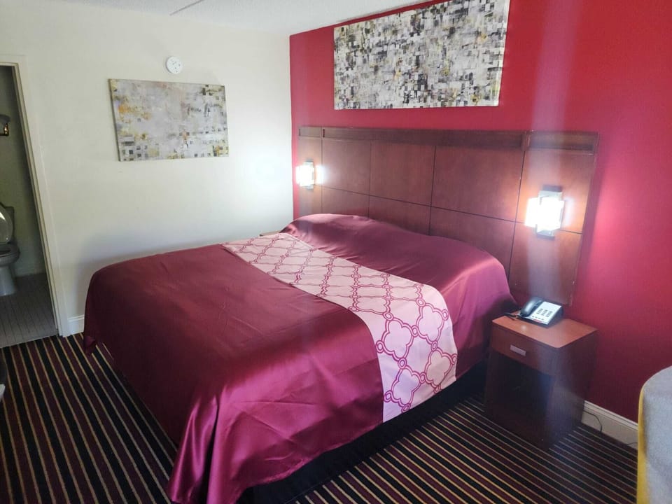 Desk, laptop workspace, free WiFi, bed sheets