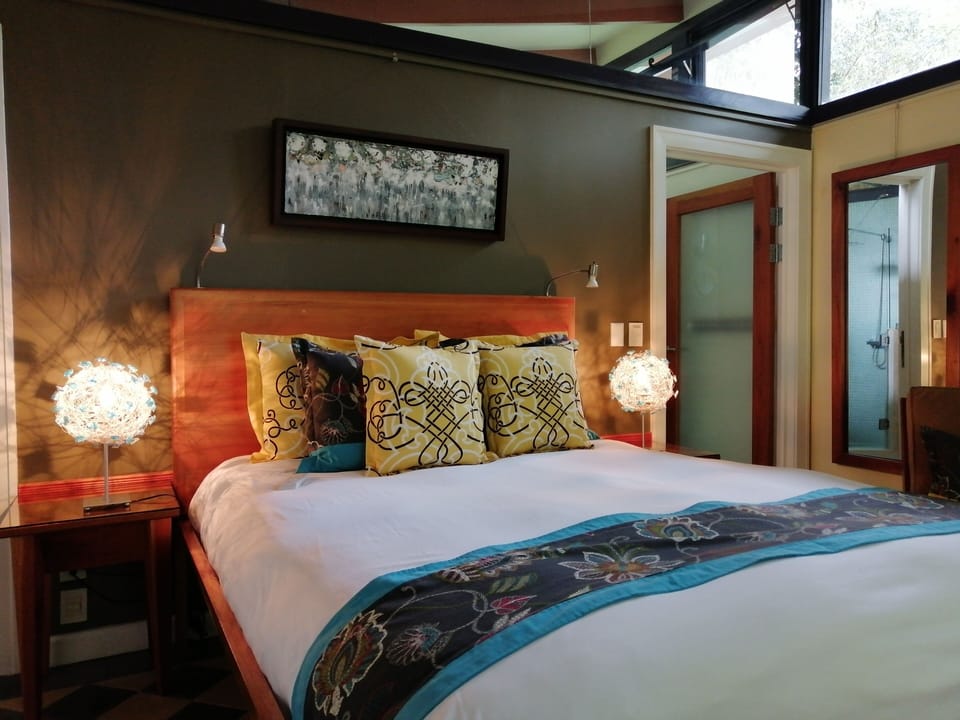 Queen bed in Casita Celeste
