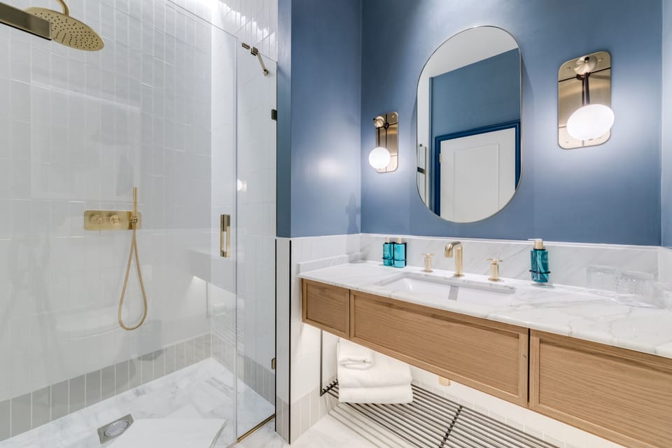 Executive Suite, 1 Queen Bed, Non Smoking (Larger Room) | Bathroom | Free toiletries, hair dryer, towels, soap